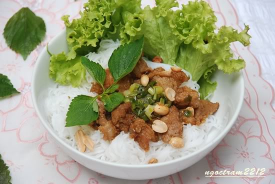 Bún thịt xào sả