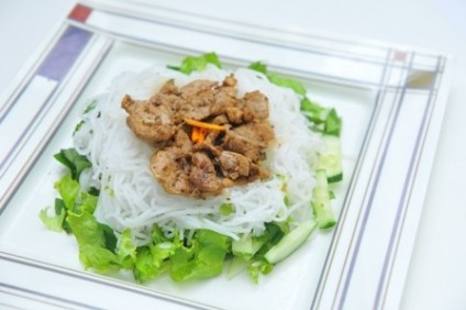 Bún thịt xào sả