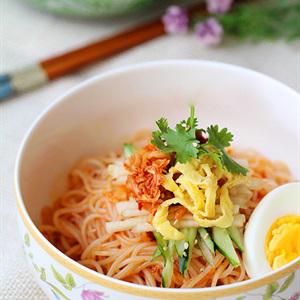 Cách làm bún trộn kiểu Hàn Quốc