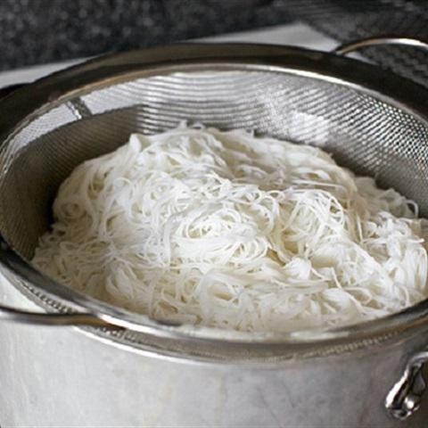 Cách làm bún trộn kiểu Thái