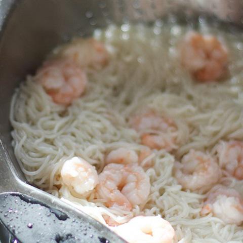 Cách làm bún trộn tôm tươi