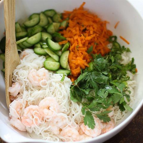 Cách làm bún trộn tôm tươi