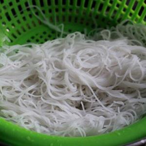 Cách làm bún xào lòng gà