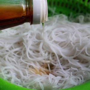 Cách làm bún xào lòng gà