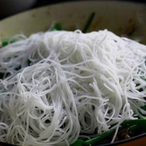 Cách làm bún xào lòng gà