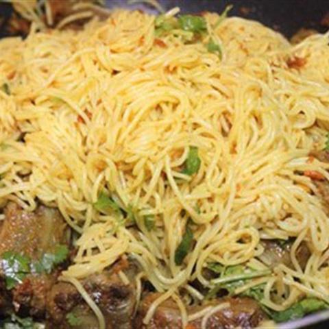 Cách làm bún xào nghệ đuôi bò