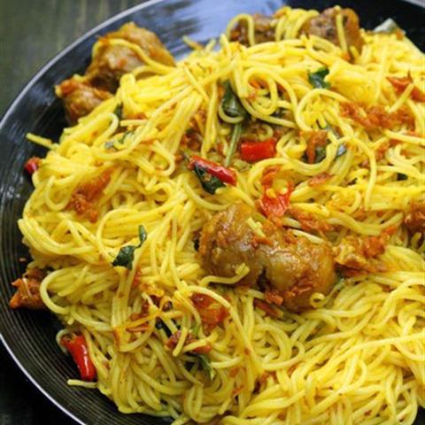 Cách làm bún xào nghệ đuôi bò