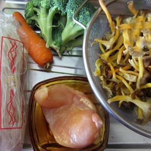 Cách nấu bún xào sắc màu