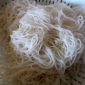 Cách nấu bún xào sắc màu