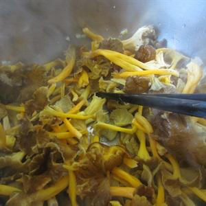 Cách nấu bún xào sắc màu