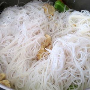 Cách nấu bún xào sắc màu