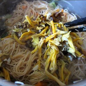 Cách nấu bún xào sắc màu