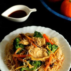 Cách nấu bún xào sắc màu