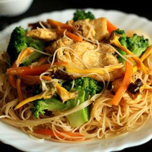 Cách nấu bún xào sắc màu