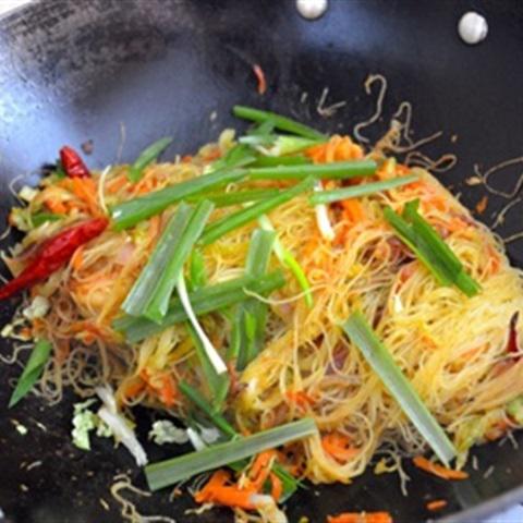 Cách làm bún xào Singapore