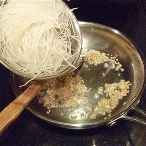 Cách làm bún xào Thái Lan