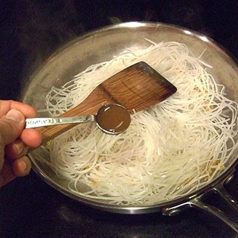 Cách làm bún xào Thái Lan