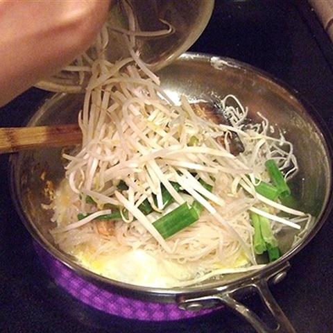 Cách làm bún xào Thái Lan