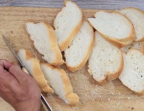 Bùng nổ với pizza trái cây rải đầy táo dứa