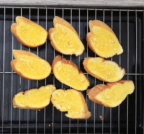 Bùng nổ với pizza trái cây rải đầy táo dứa