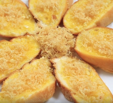 Bùng nổ với pizza trái cây rải đầy táo dứa