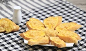 Bùng nổ với pizza trái cây rải đầy táo dứa