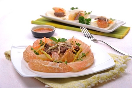 Bưởi đỏ trộn thịt bò