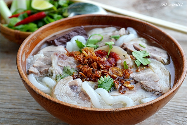 Buổi sáng ngon miệng với bát bánh canh sườn heo