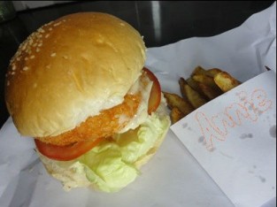 Burger tôm và khoai tây lắc