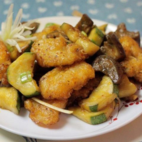 Cách làm cá bọc bột chiên giòn xào cà tím