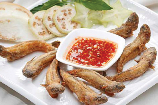 Cá bống chiên giòn mắm me