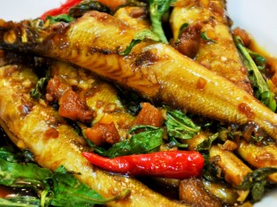 Cá bống đục kho rau răm