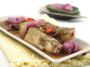 Cá bống hấp hành tím