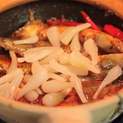 Cách làm cá bống kho củ kiệu và ớt khô