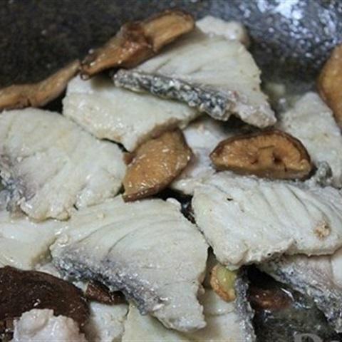 Cách làm cá bớp xào nấm