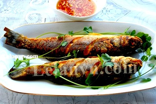 Cá chiên giòn chấm nước mắm gừng