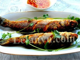 Cá chiên giòn chấm nước mắm gừng