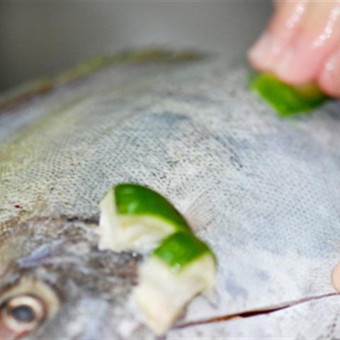 Cách làm cá chim chiên gừng tỏi