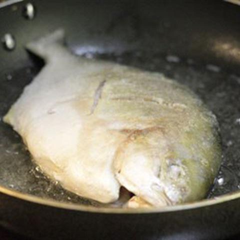 Cách làm cá chim rim măng tươi