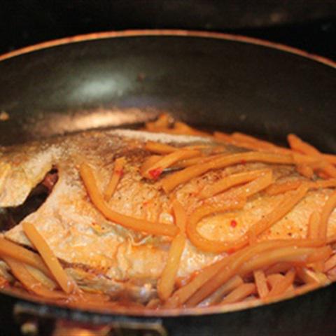 Cách làm cá chim rim măng tươi