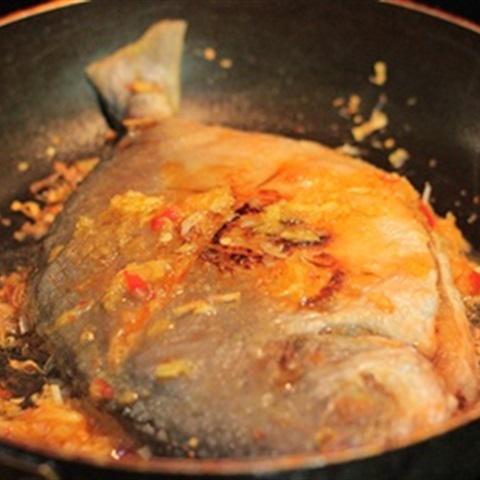 Cách làm cá chim sốt gừng sả