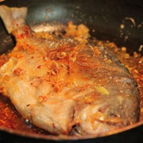 Cách làm cá chim sốt gừng sả