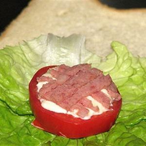 Cách làm cà chua xúc xích quết mayonnaise