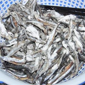 Cách làm cá cơm chiên hành ớt