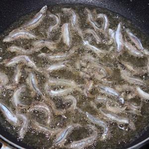 Cách làm cá cơm chiên hành ớt