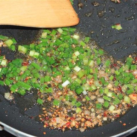 Cách làm cá cơm chiên hành ớt