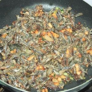 Cách làm cá cơm chiên hành ớt