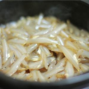 Cách làm cá cơm kho mỡ hành