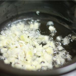 Cách làm cá cơm kho mỡ hành