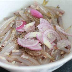 Cách làm cá cơm kho xoài xanh